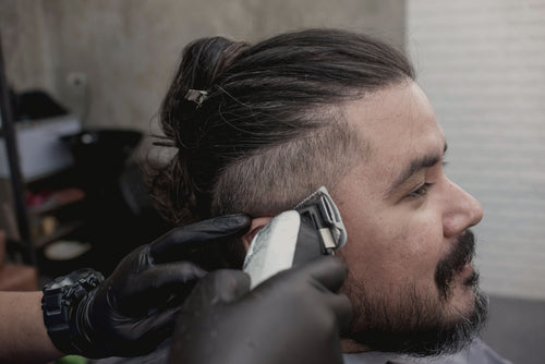Barbería con cliente en la silla